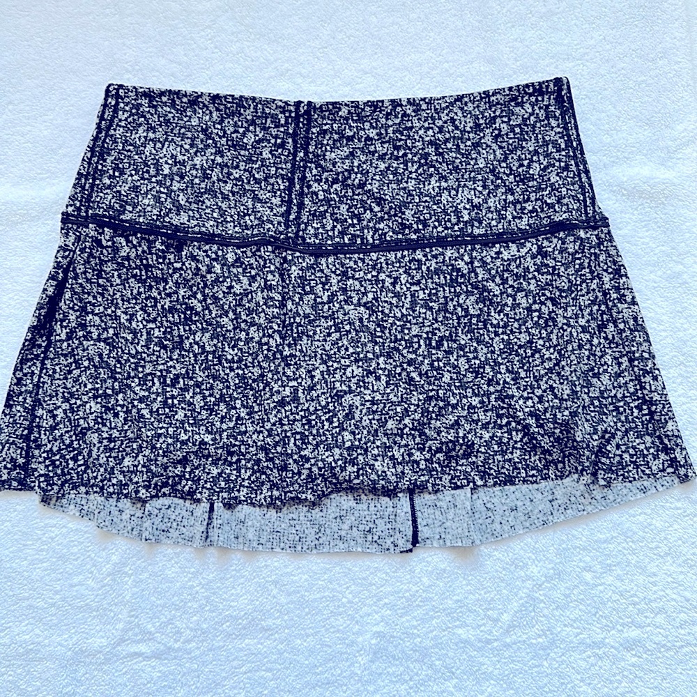 Lululemon Pace Rival Skirt, Size 8, Chirasu Black, Alpine White, EUC